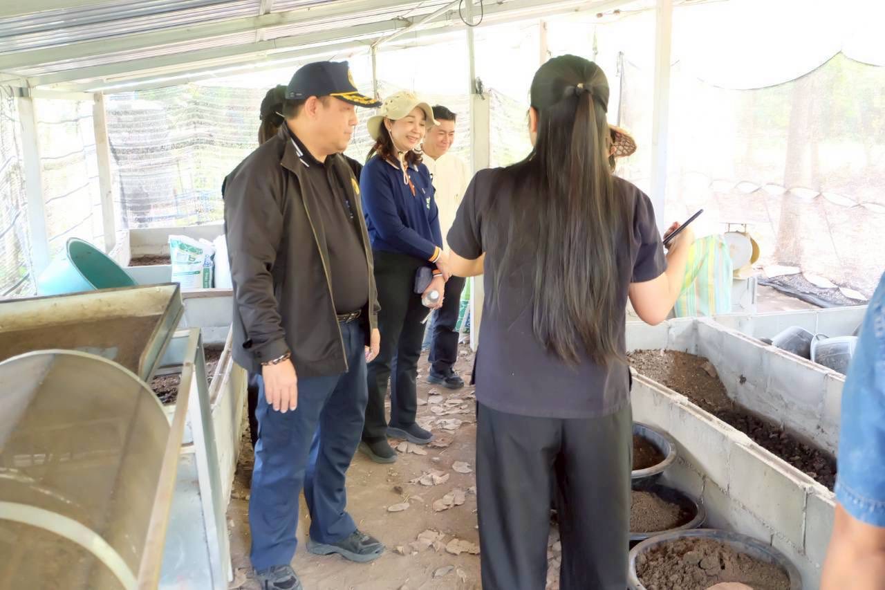 title - เลขาฯ ส.ป.ก. ลงพื้นที่ตรวจเยี่ยมวิสาหกิจชุมชนเกษตรวิถีพุทธ พร้อมตรวจติดตามความคืบหน้าการขอใช้ประโยชน์ในเขตปฏิรูปที่ดิน เพื่อดำเนินโครงการก่อสร้างทางรถไฟ